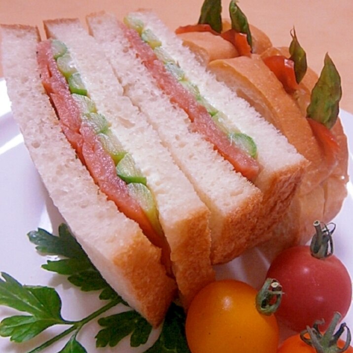 アスパラとスモークサーモンのサンドイッチ☆